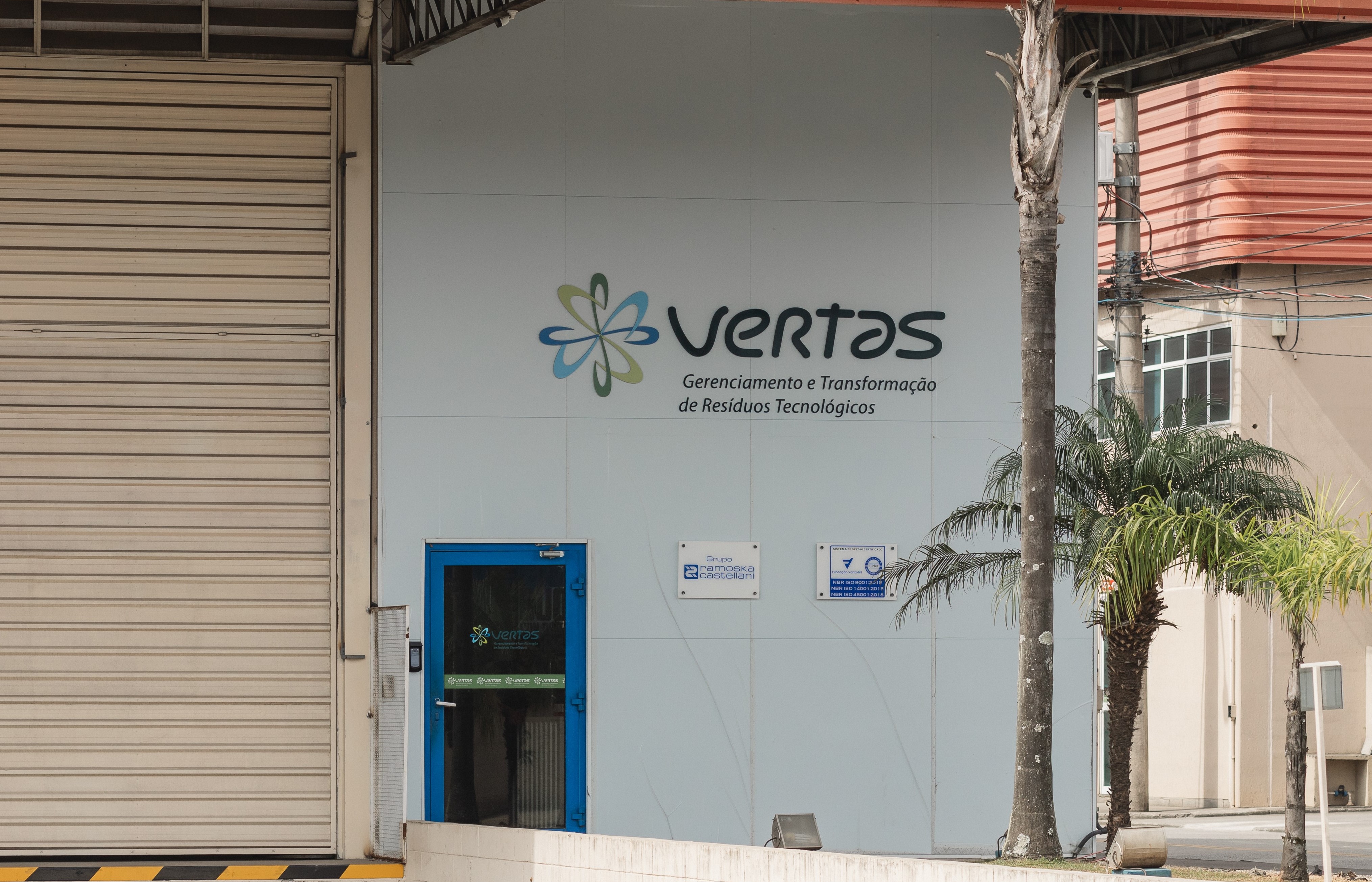 Vertas logo na fachada do prédio